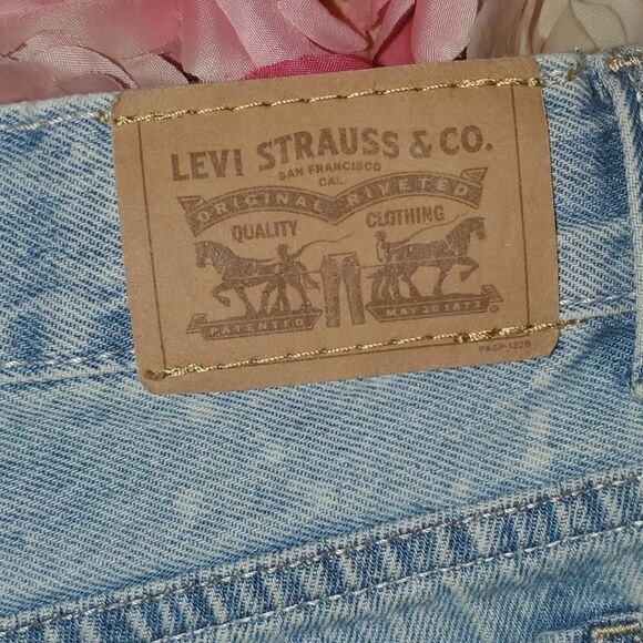 Girls Distressed Levi Shorts New Without Tags - Picture 6 of 7